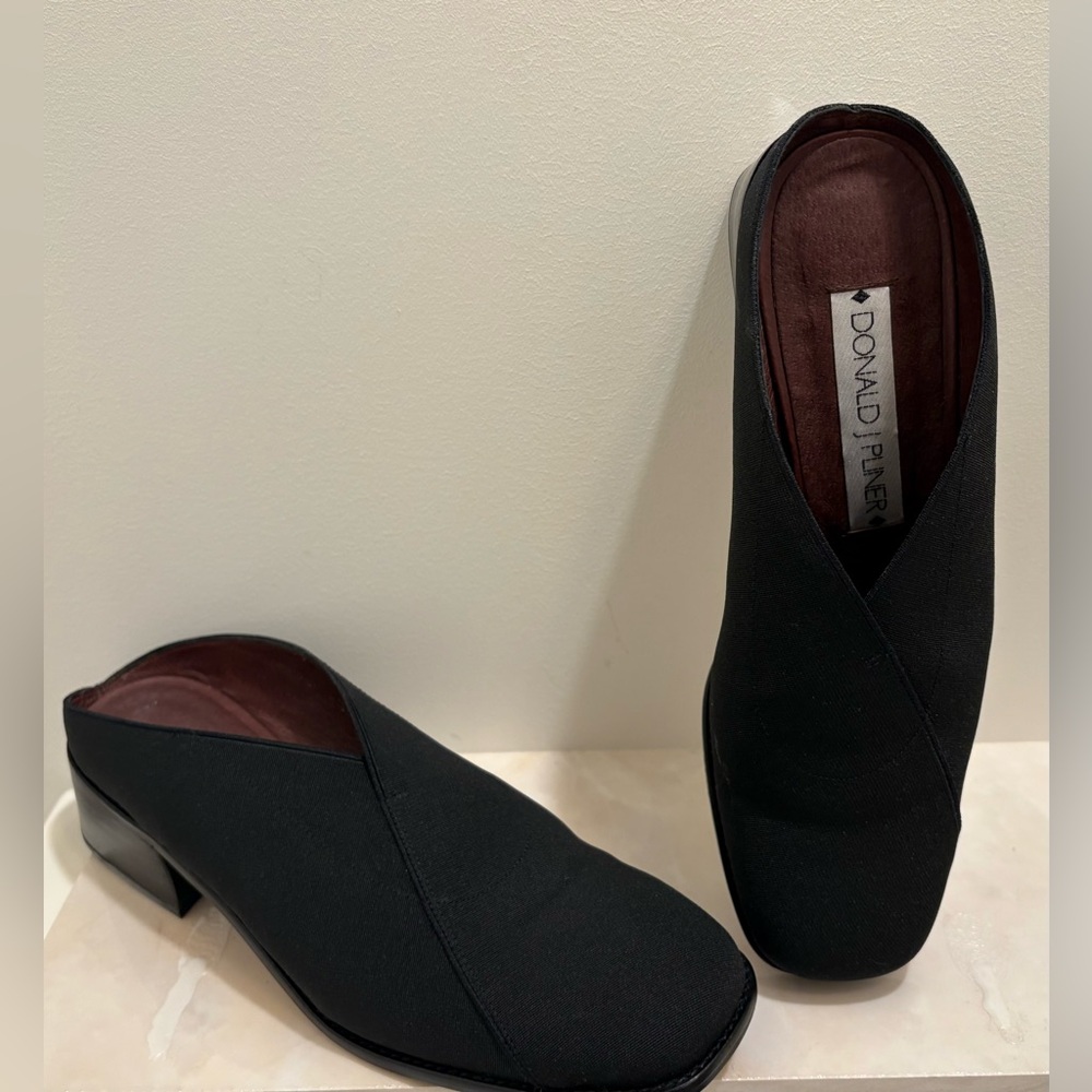 Donald J Pliner Black Elastic Crossover Abito Mules